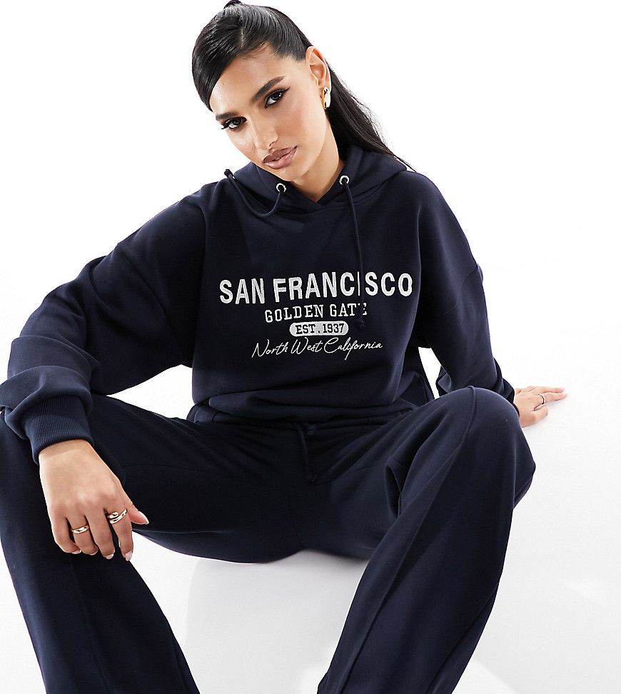 Esclusiva x Perrie Sian - Felpa con cappuccio e ricamo "San Francisco" in coordinato - In The Style - Modalova