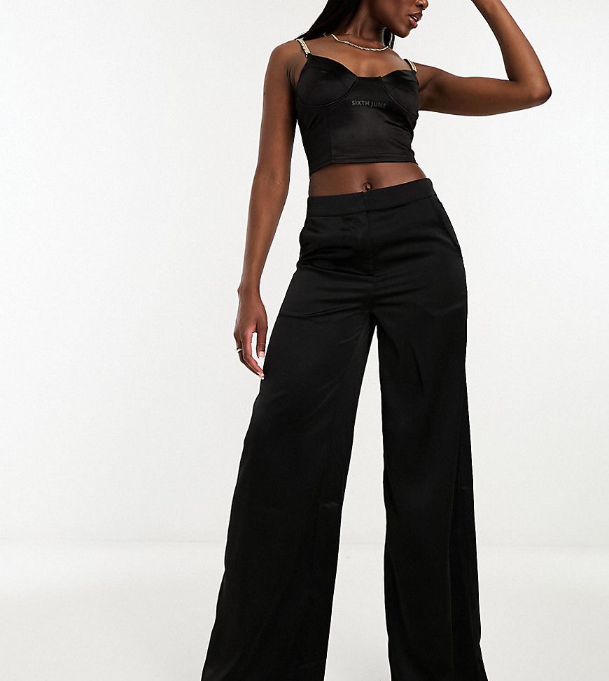 Esclusiva - Pantaloni con fondo ampio in raso neri - In The Style - Modalova