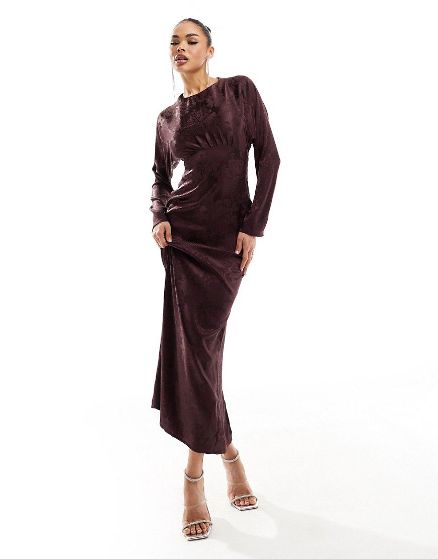 Vestito lungo in raso color cioccolato con maniche stile kimono - Flounce London - Modalova