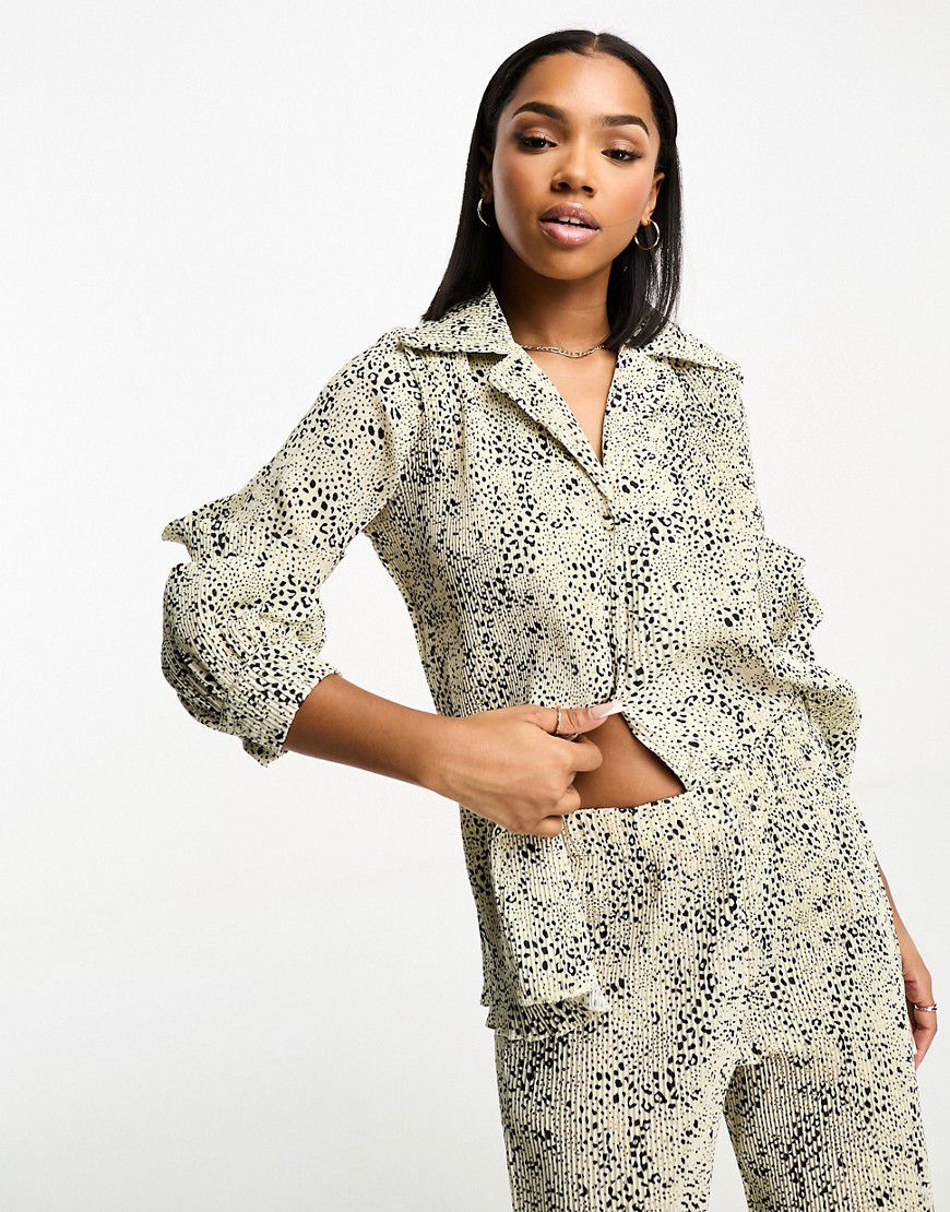 Camicia plissé con stampa pitonata in coordinato - In The Style - Modalova