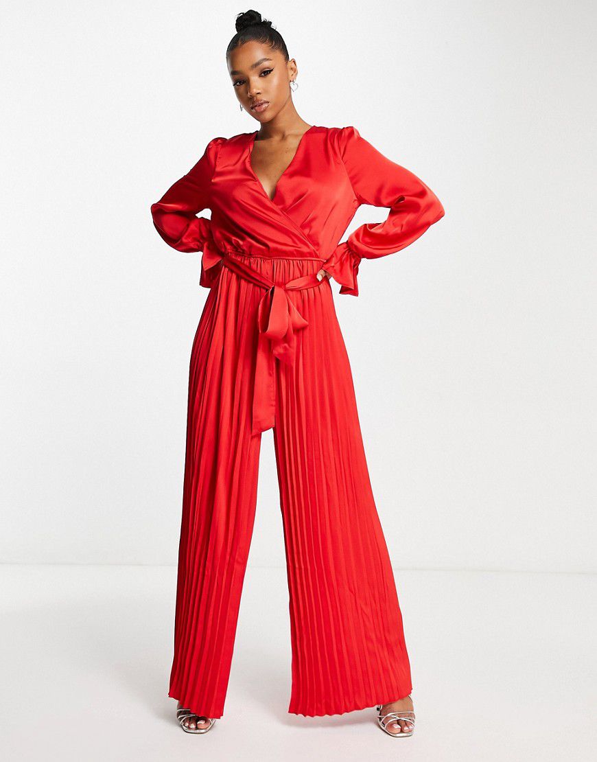 Tuta jumpsuit a portafoglio a fondo ampio in raso rossa con cintura e pieghe - In The Style - Modalova
