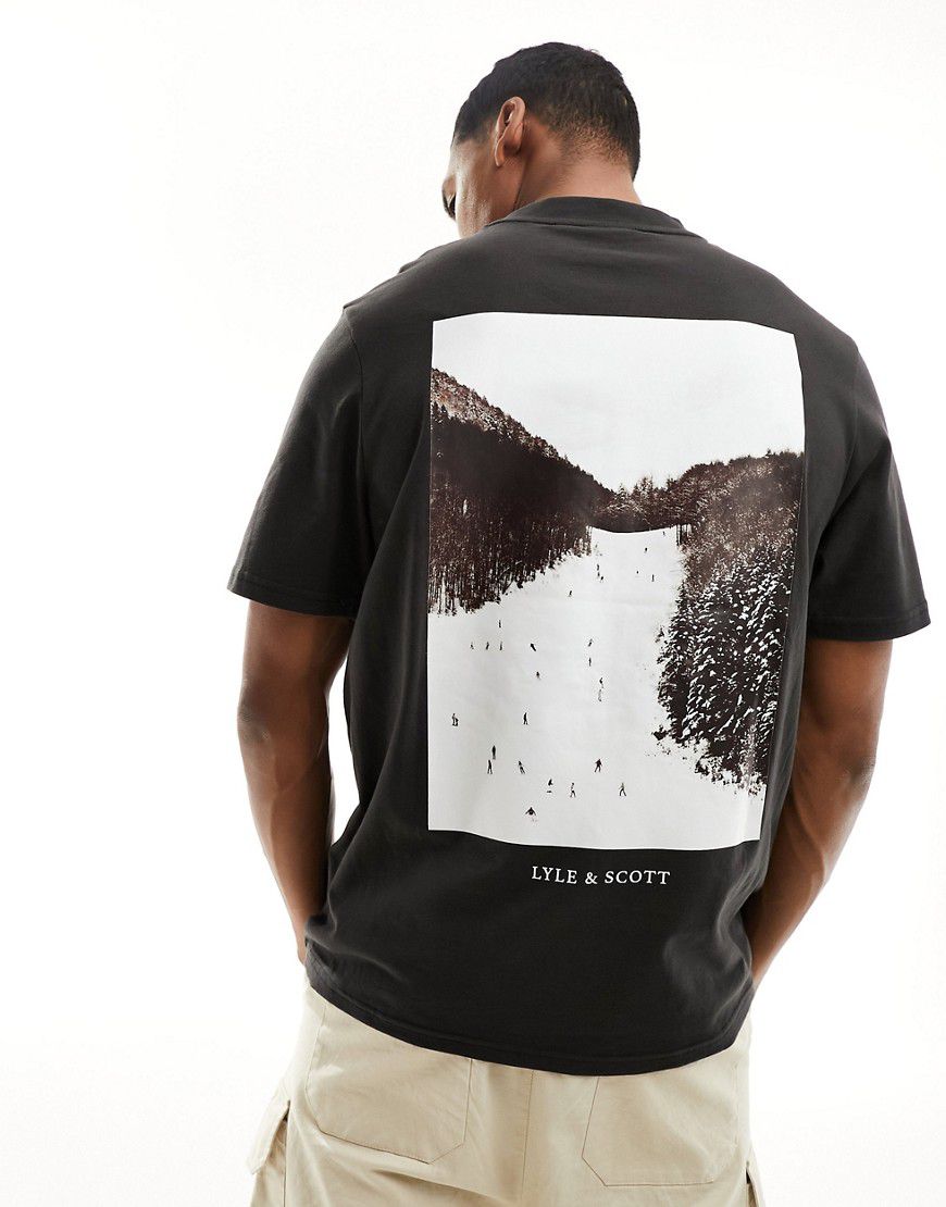 Icon - T-shirt nera con logo e stampa di pista da sci sul retro - Lyle & Scott - Modalova