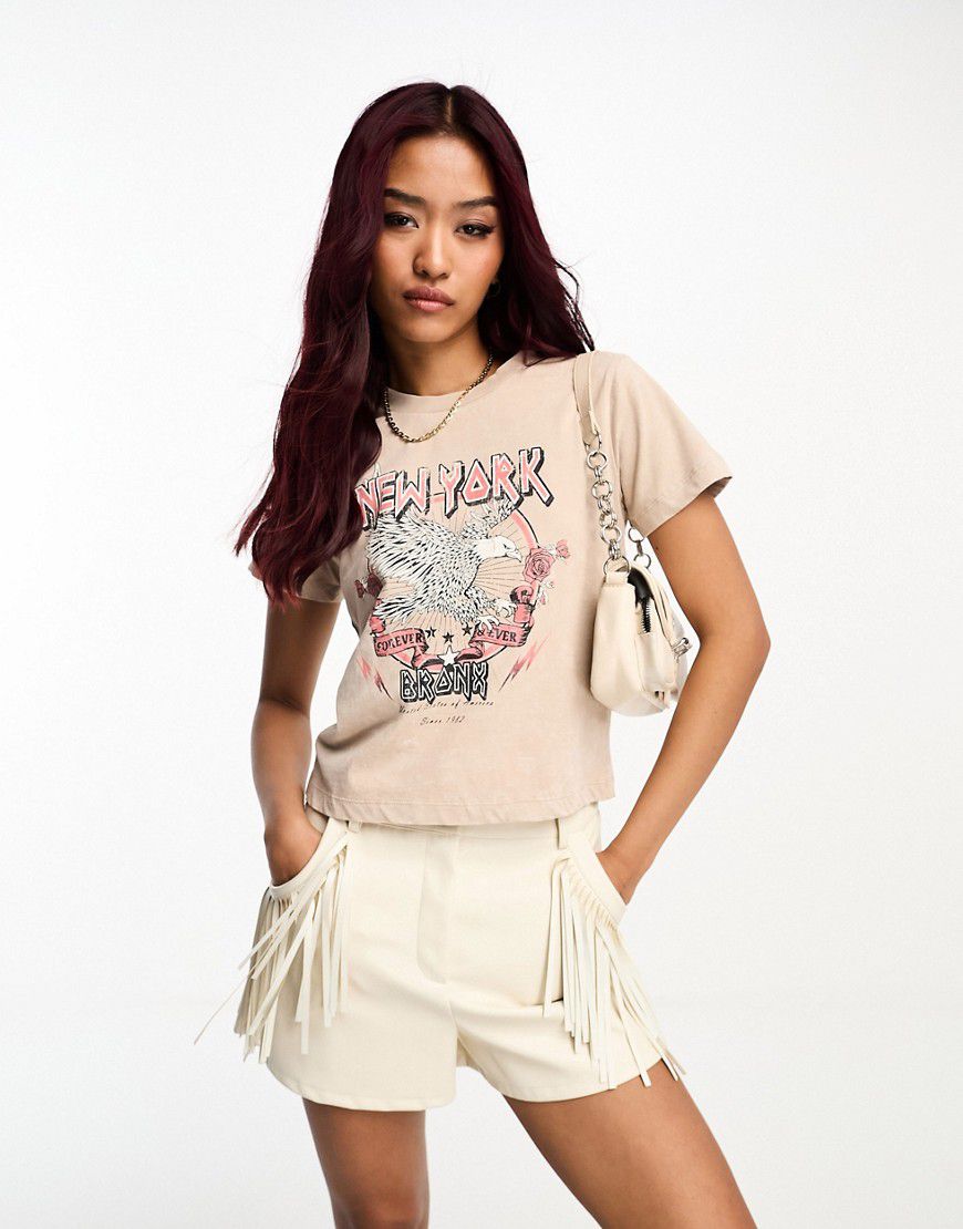 T-shirt da festival color sabbia con grafica New York e cut-out sul retro - Miss Selfridge - Modalova
