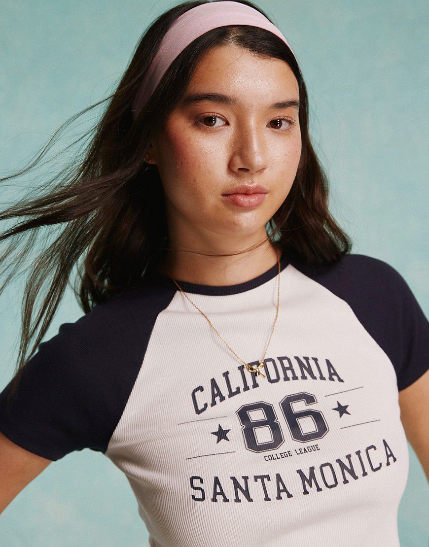 T-shirt mini color crema con maniche raglan blu navy e stampa "California" - Miss Selfridge - Modalova