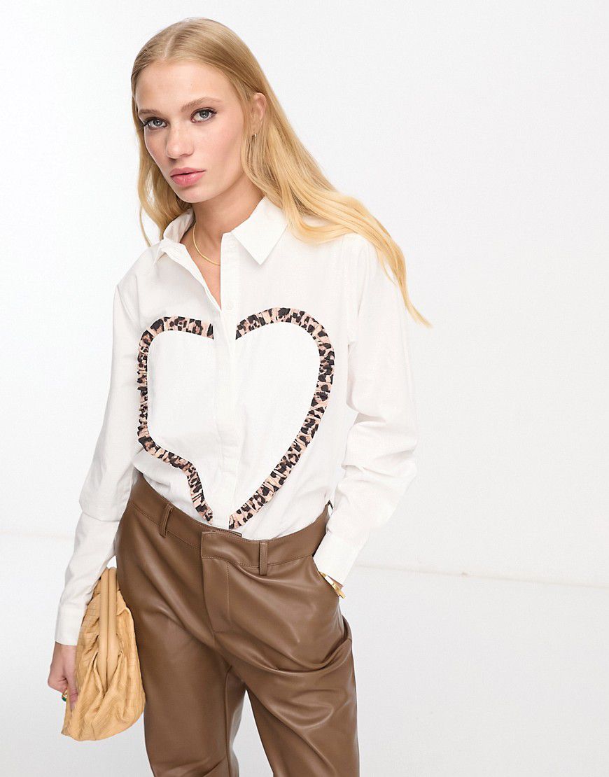 Camicia bianca con dettaglio a cuore con volant - Never Fully Dressed - Modalova