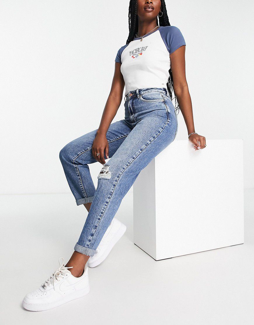 Jeans a vita alta lavaggio medio con strappi - New Look - Modalova