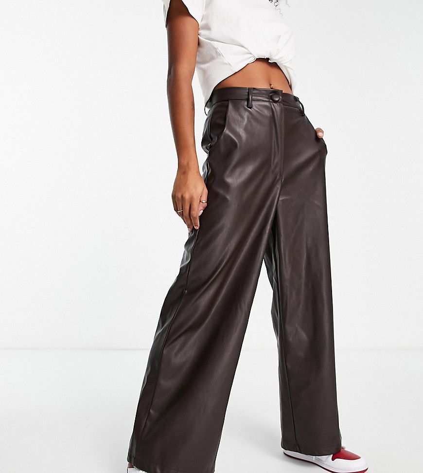 Pantaloni a fondo ampio in pelle sintetica marroni - New Look Petite - Modalova