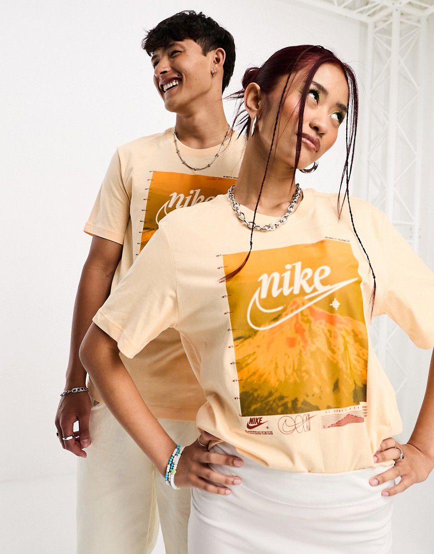 T-shirt unisex pesca con grafica di vulcano - Nike - Modalova