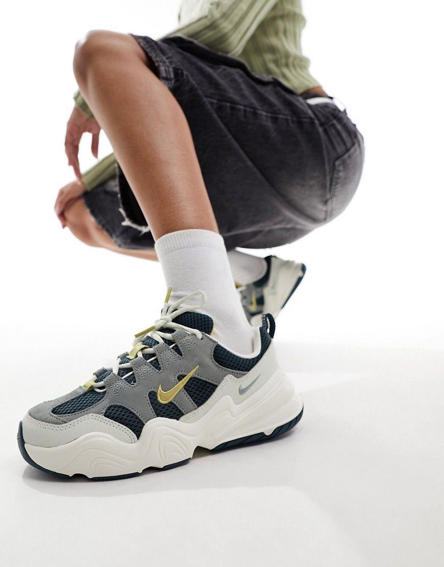 Tech Hera - Sneakers unisex color giungla scuro e vetro marino - Nike - Modalova