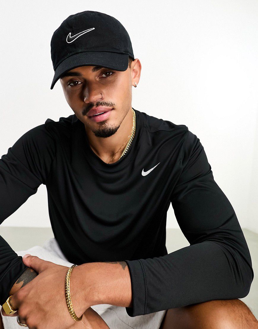 Dri-FIT - Maglietta nera a maniche lunghe con logo Nike sul petto - Nike Training - Modalova