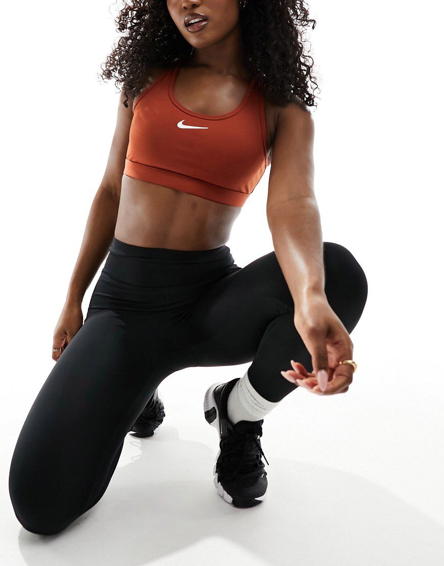 Reggiseno a sostegno medio in tessuto Dri-Fit color grezzo con logo Nike - Nike Training - Modalova