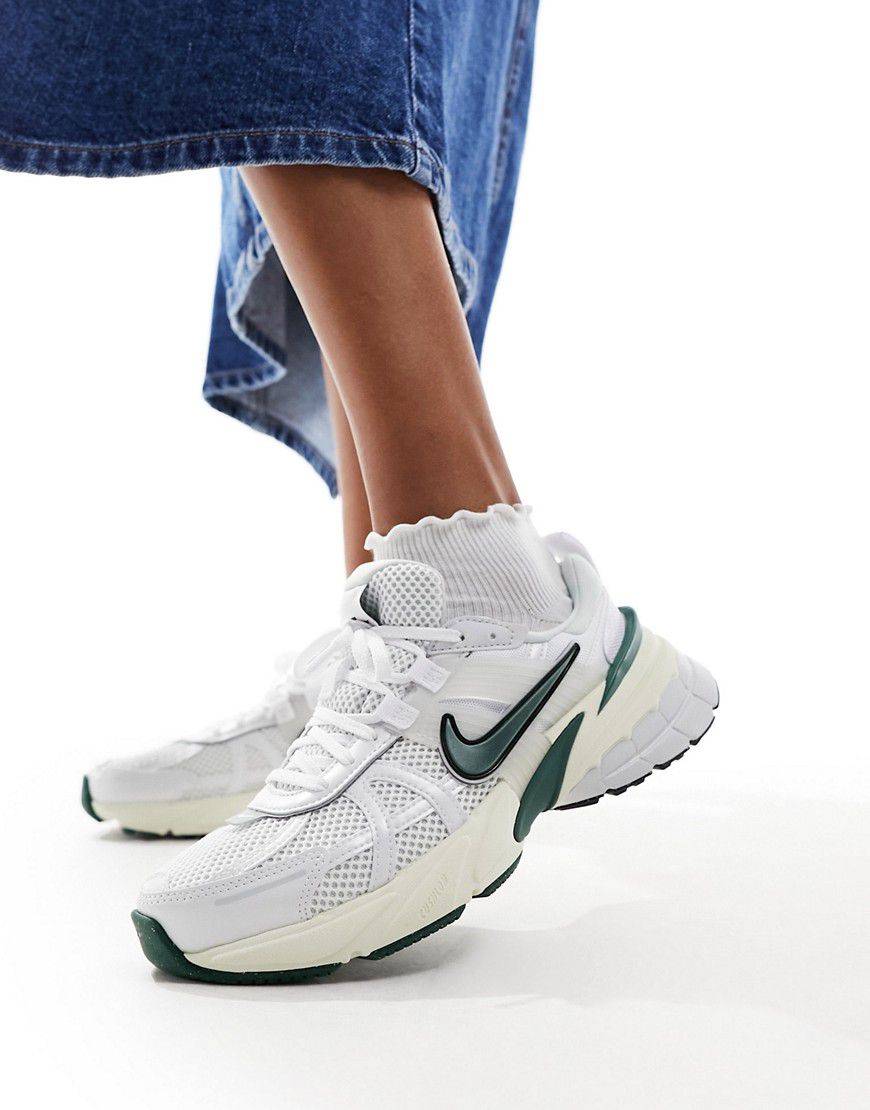 V2K Run - Sneakers bianche e verdi - Nike - Modalova
