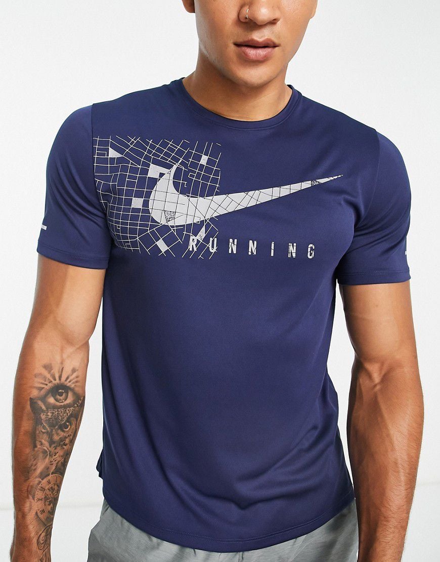 Run Division Miler Dri-FIT - T-shirt color navy con stampa grafica catarifrangente - Nike Running - Modalova