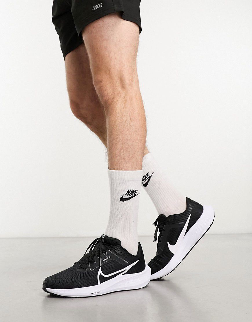 Zoom Pegasus 40 - Sneakers nere e bianche - Nike Running - Modalova