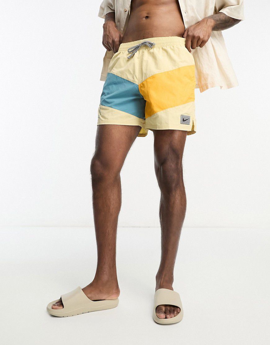 Icon - Pantaloncini da bagno stile volley da 5" color pietra colorblock - Nike Swimming - Modalova