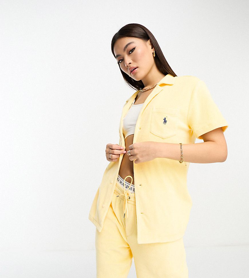X ASOS - Collaborazione esclusiva - Camicia in spugna gialla con colletto e stampa del logo sul retro - Polo Ralph Lauren - Modalova