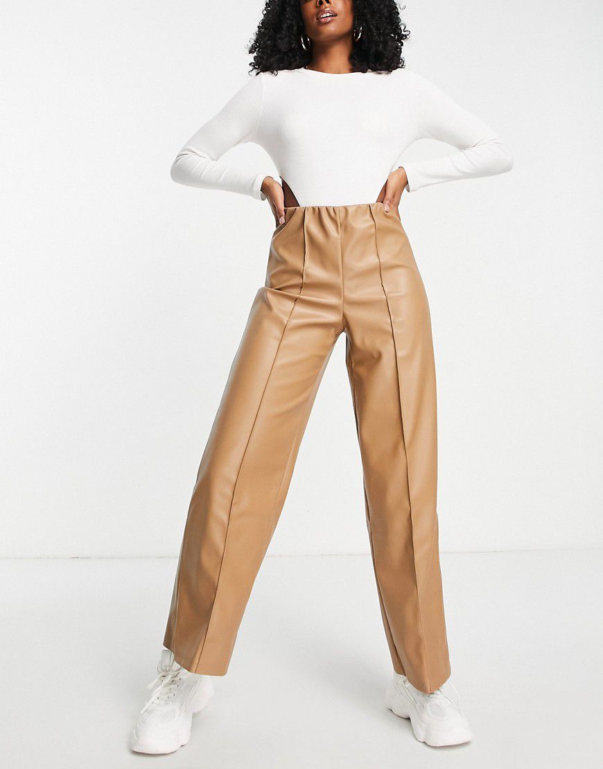 Pantaloni in pelle sintetica con fondo ampio, colore cammello - Pieces - Modalova