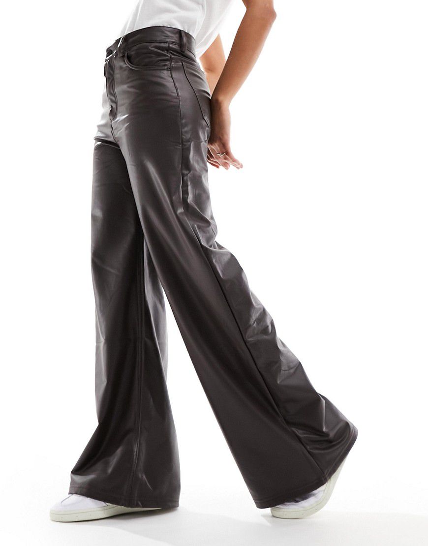 Pantaloni a fondo ampio a vita alta in pelle sintetica scuro - Pull & Bear - Modalova