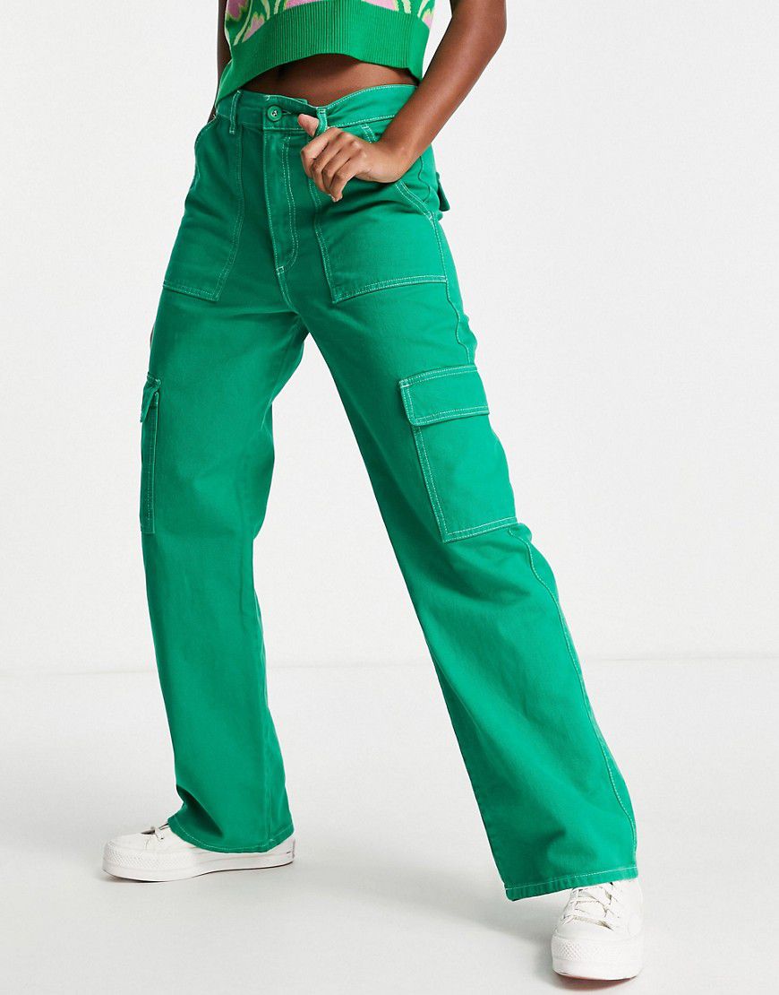 Pantaloni cargo dritti verdi con cuciture a contrasto - Pull & Bear - Modalova
