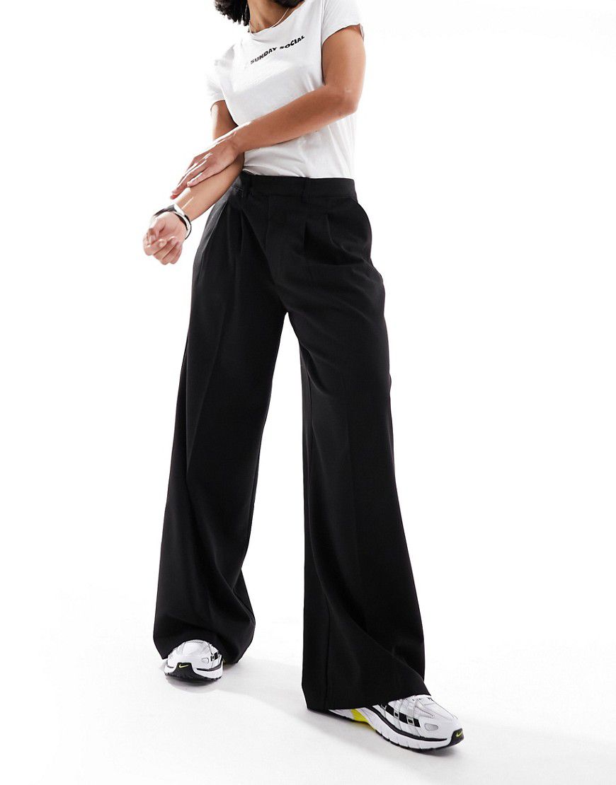 Pantaloni sartoriali a fondo ampio neri a pieghe - Pull & Bear - Modalova