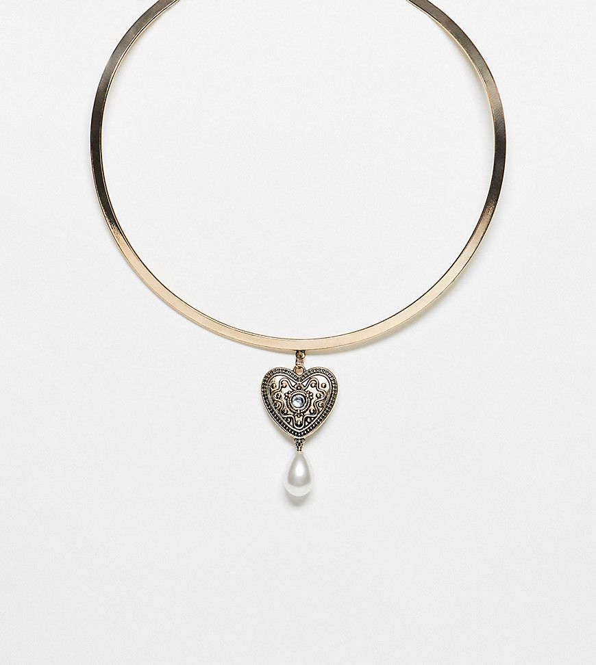 Collana rigida unisex dorata con pendente a cuore con perla - Reclaimed Vintage - Modalova