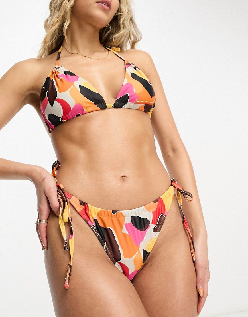 Melissa - Slip bikini con stampa rétro stile giornale con allacciatura laterale - We Are We Wear - Modalova