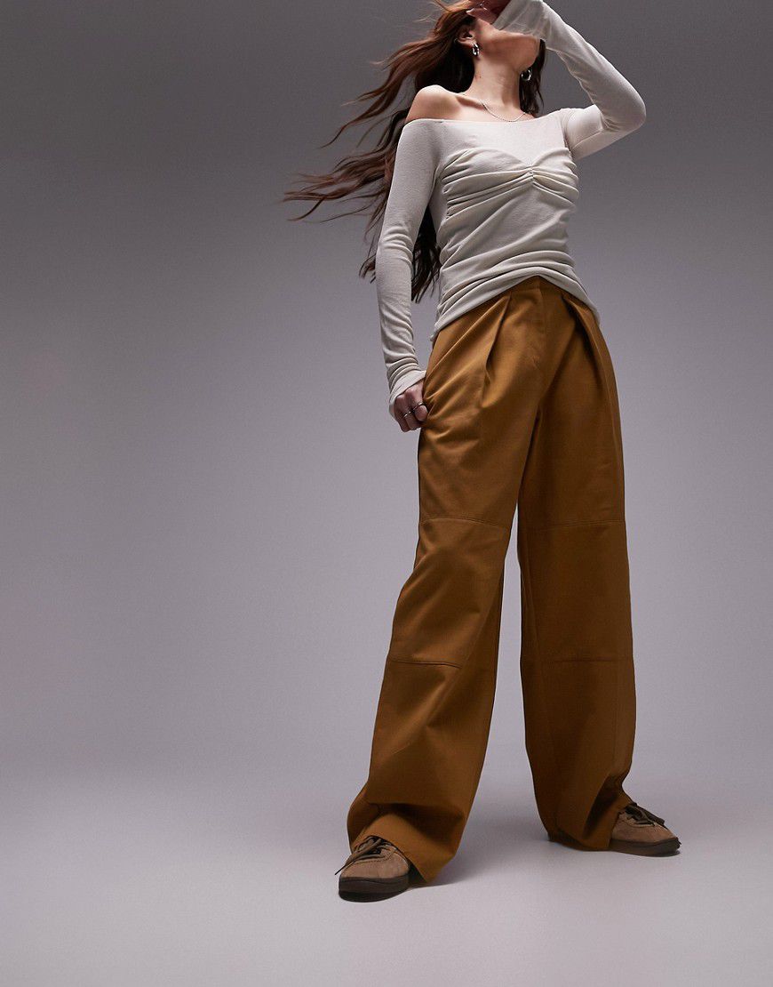 Pantaloni a fondo ampio sartoriali color sabbia con pinces e dettaglio sul fondo - Topshop - Modalova
