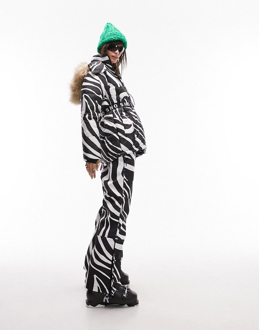 Sno - Cappotto da sci zebrato con cintura e cappuccio in pelliccia sintetica - Topshop - Modalova