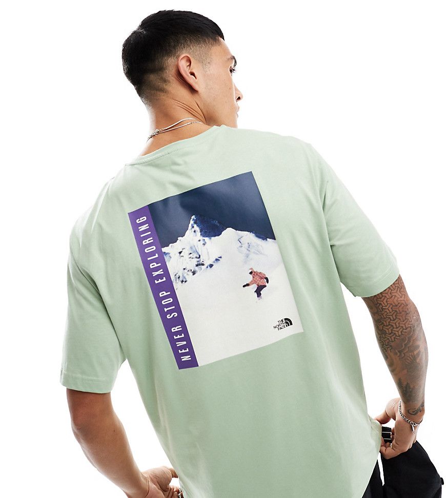 Snowboard - T-shirt salvia con stampa rétro sulla schiena - In esclusiva per ASOS - The North Face - Modalova