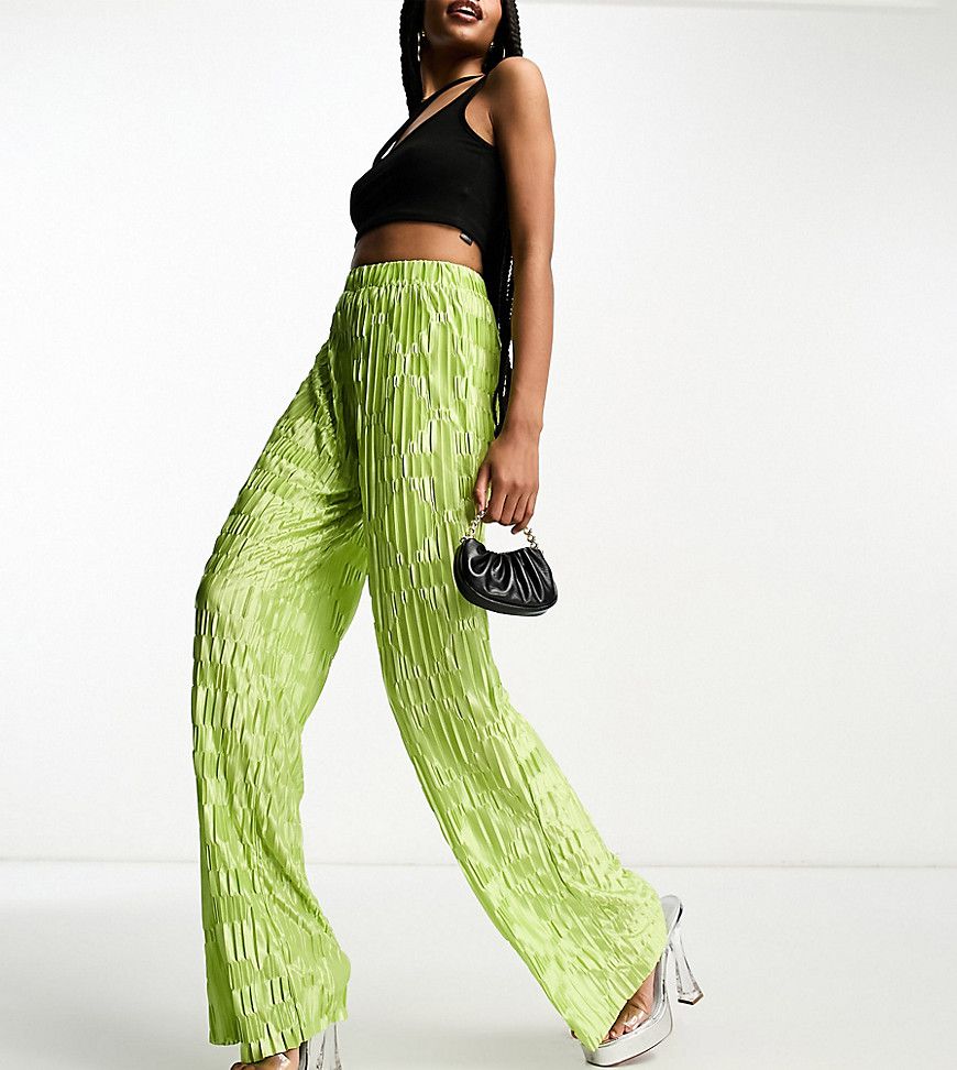 Pantaloni a fondo ampio in raso plissé color lime in coordinato - Urban Threads Tall - Modalova
