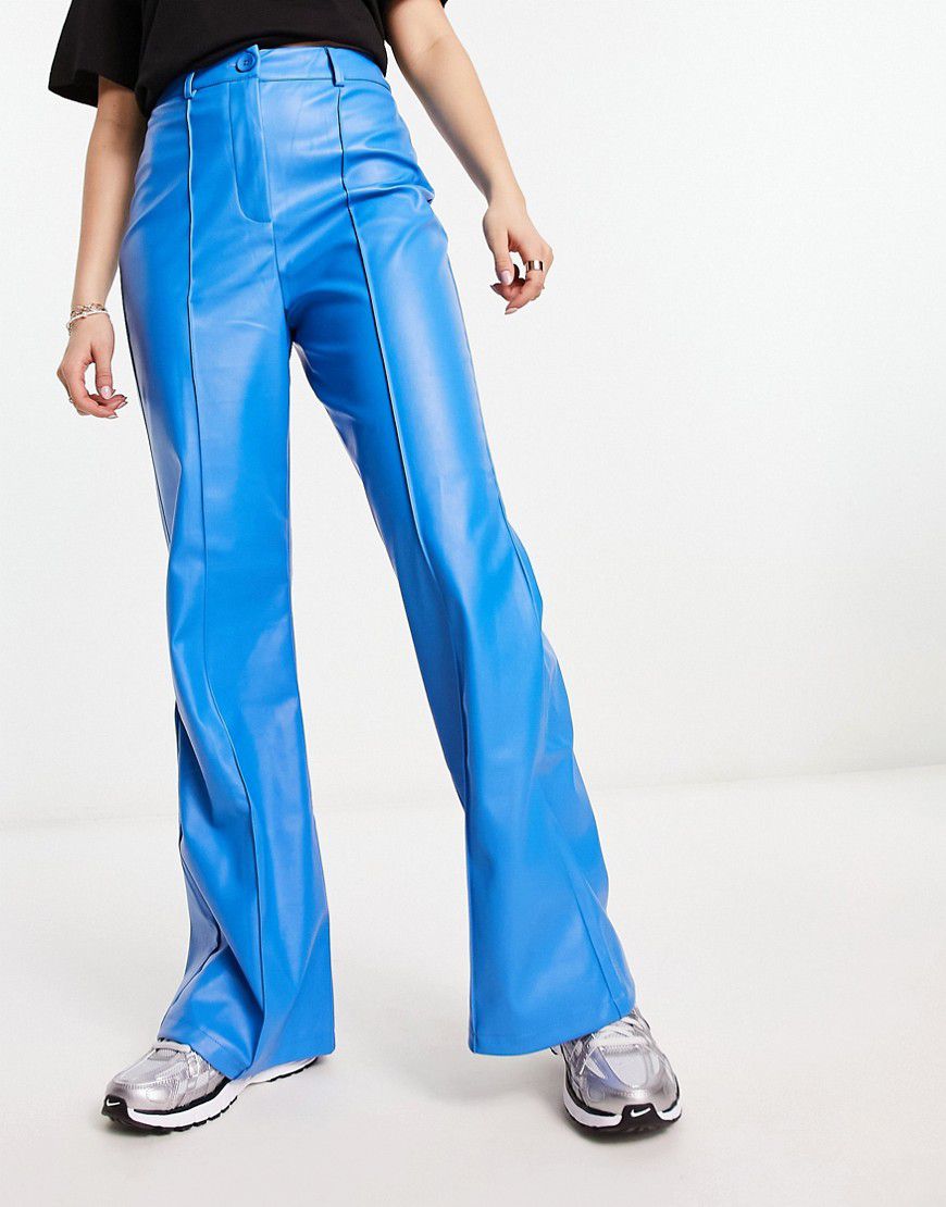 Pantaloni a fondo ampio in pelle sintetica cobalto in coordinato - Urban Threads - Modalova