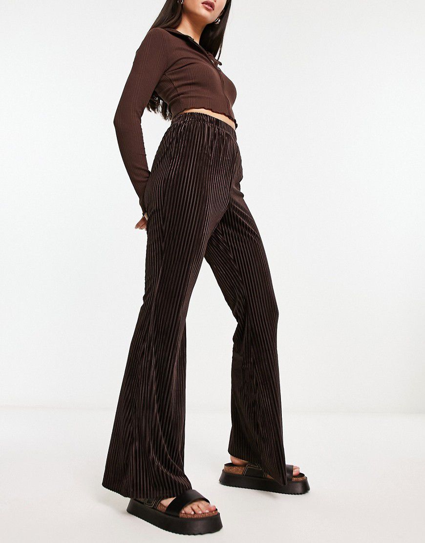 Pantaloni a fondo ampio plissé in velluto marrone cioccolato in coordinato - Urban Threads - Modalova