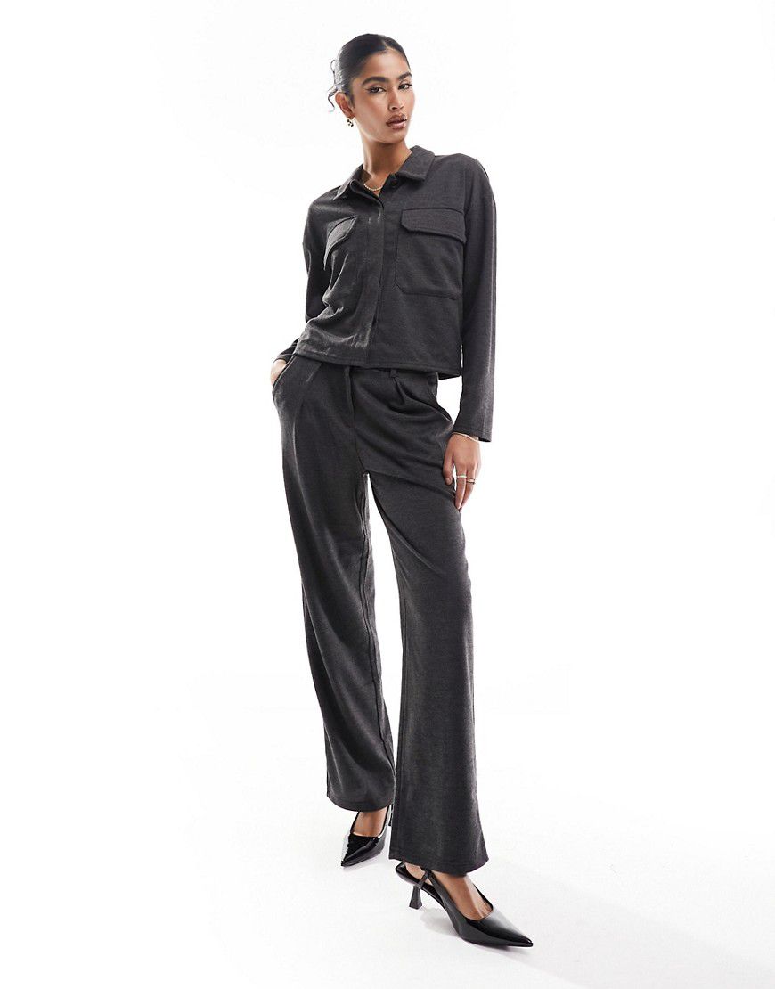 Pantaloni a fondo ampio comodi in jersey grigio scuro in coordinato - Vero Moda - Modalova
