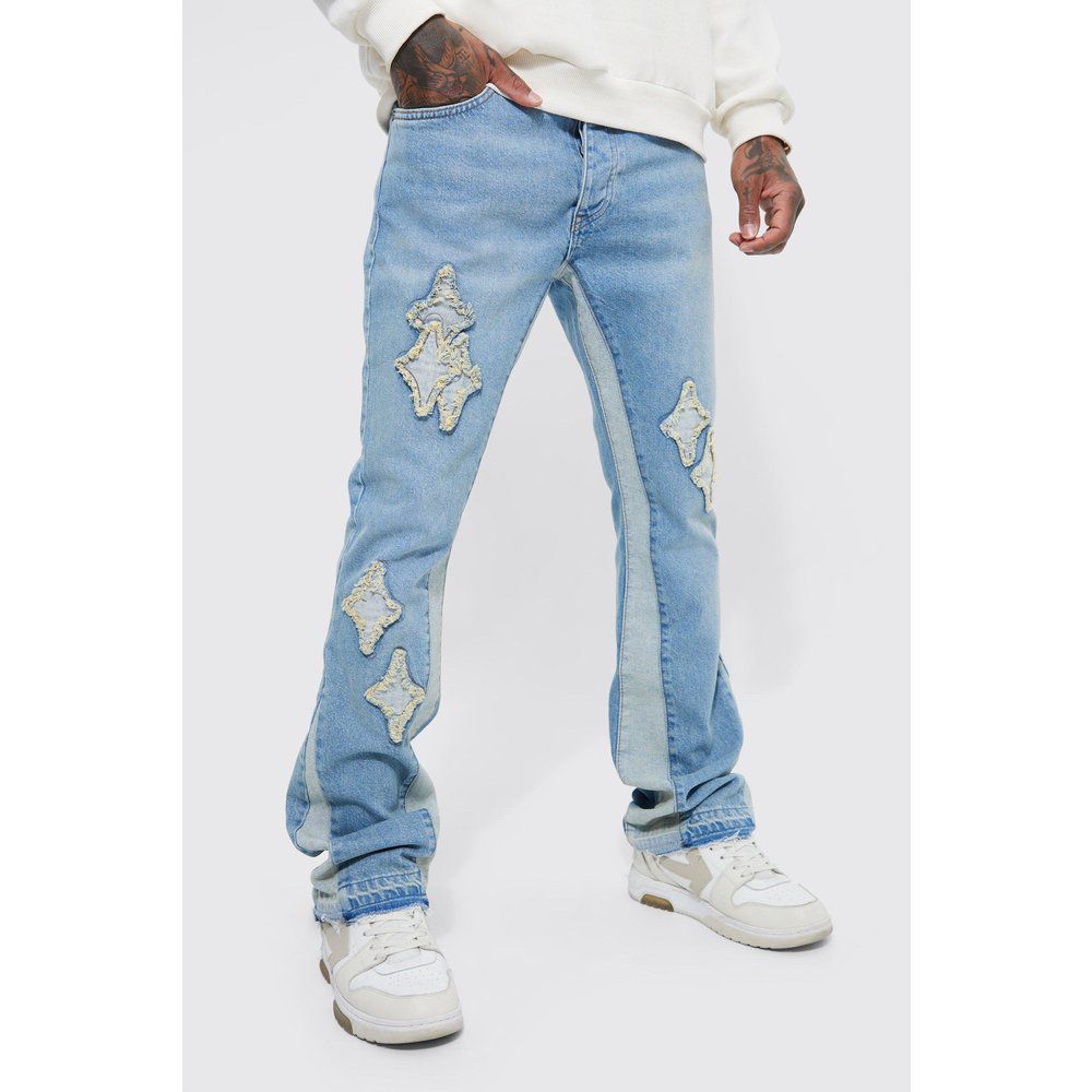 Jeans a zampa Slim Fit con pannelli e applique - boohoo - Modalova