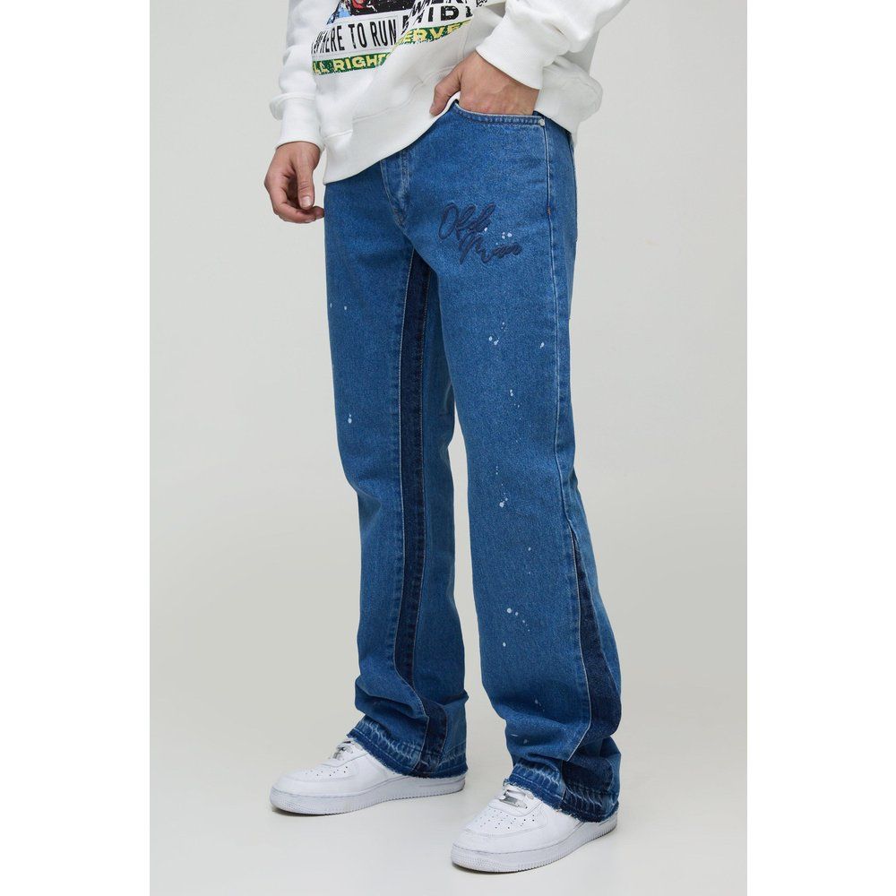 Jeans a zampa Slim Fit in denim rigido con ricami, schizzi di colore e inserti - boohoo - Modalova